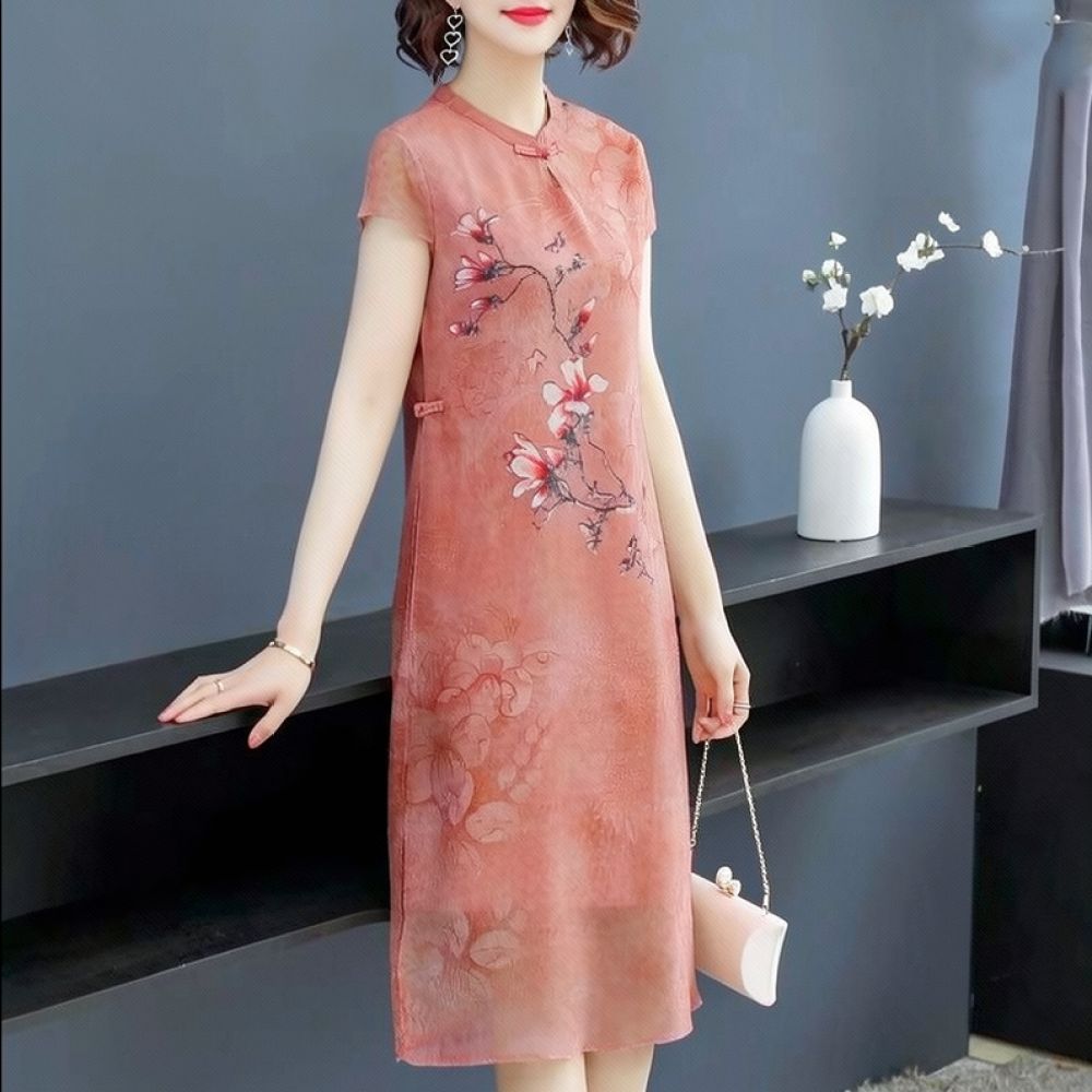 Midi Skirt Floral - 夏らしいシフォン素材の花柄ワンピース。上品なチャイナカラー、ミディ丈、短袖、ゆったりとしたシルエットで、カジュアルにもエスニックなスタイルにも合わせやすい。